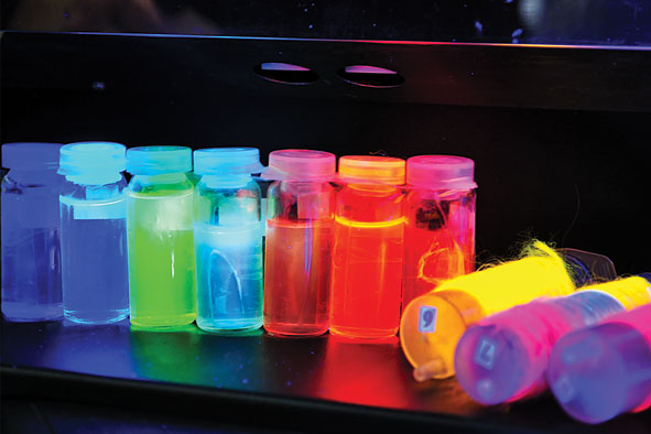 Растворы флуоресцентных красителей и окрашенные волокна (в УФ-освещении)
