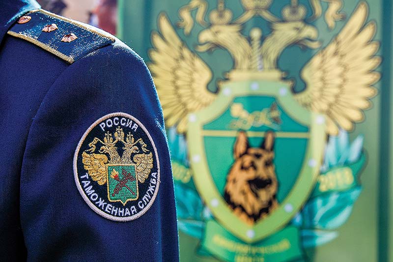 MOSCOW REGION, RUSSIA - APRIL 22, 2019: A shoulder badge of a Russian Federal Customs Service officer during the opening of the customs championship at Central Customs Stadium (Dog-training center of Russia's Federal Customs Service) in the Shchyolkovo District. Artyom Geodakyan/TASSРоссия. Московская область. Нашивка на форме сотрудника таможенной службы во время церемонии открытия чемпионата таможен среди специалистов–кинологов на стадионе Центральной таможни (Кинологического центра ФТС России) в Щелковском районе. Артем Геодакян/ТАСС