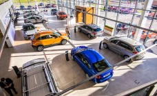 Продажи новых автомобилей упали на треть. Что дальше?