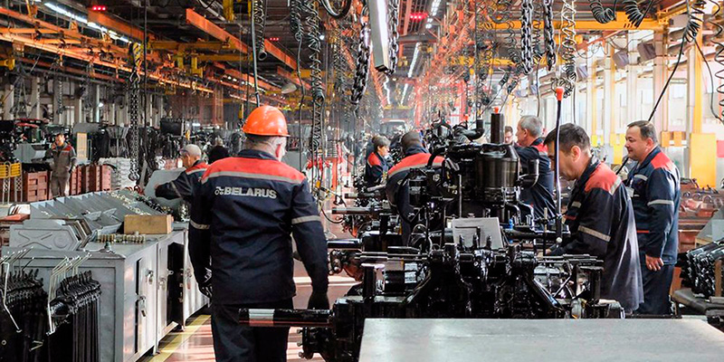 Промышленность за 6 месяцев показала минус 5,2% к июню 2021-го