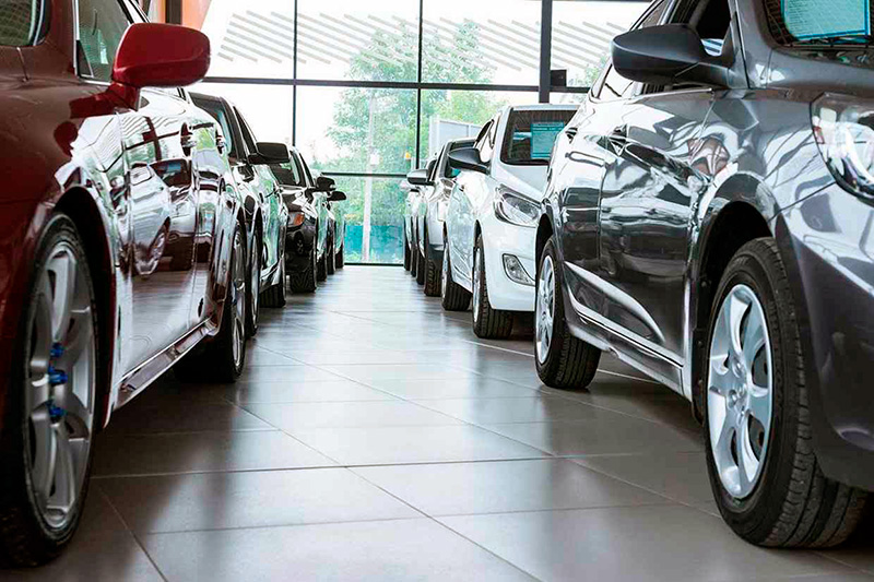 Всего за месяц продажи новых автомобилей упали в 1,5 раза