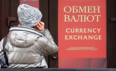 Валютная корзина пока держится, но рублю от этого не легче