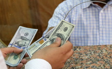 Впервые за 20 месяцев население начало продавать валюту