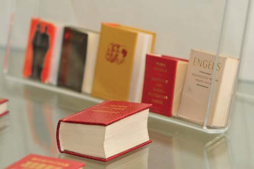 Типография, которую в свое время основало Всесоюзное общество книголюбов, мы сумели сохранить, а ведь в начале 90-х гг. эту базу хотел взять в свои руки так называемый народный фронт. Типография, которую в свое время основало Всесоюзное общество книголюбов, мы сумели сохранить, а ведь в начале 90-х гг. эту базу хотел взять в свои руки так называемый народный фронт.