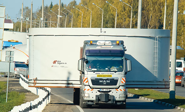 Для прохождения каравана от транспорта освобождались целые участки дороги